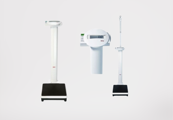 BALANZA ELECTRÓNICA DE COLUMNA CON TALLIMETRO - SECA